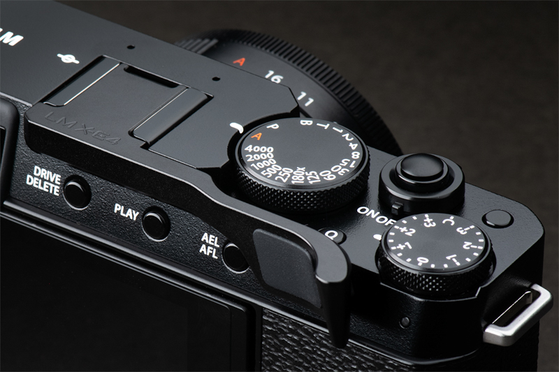 指掛かりが広めのFUJIFILM X-E4専用サムレスト。レンズメイト社製・2色