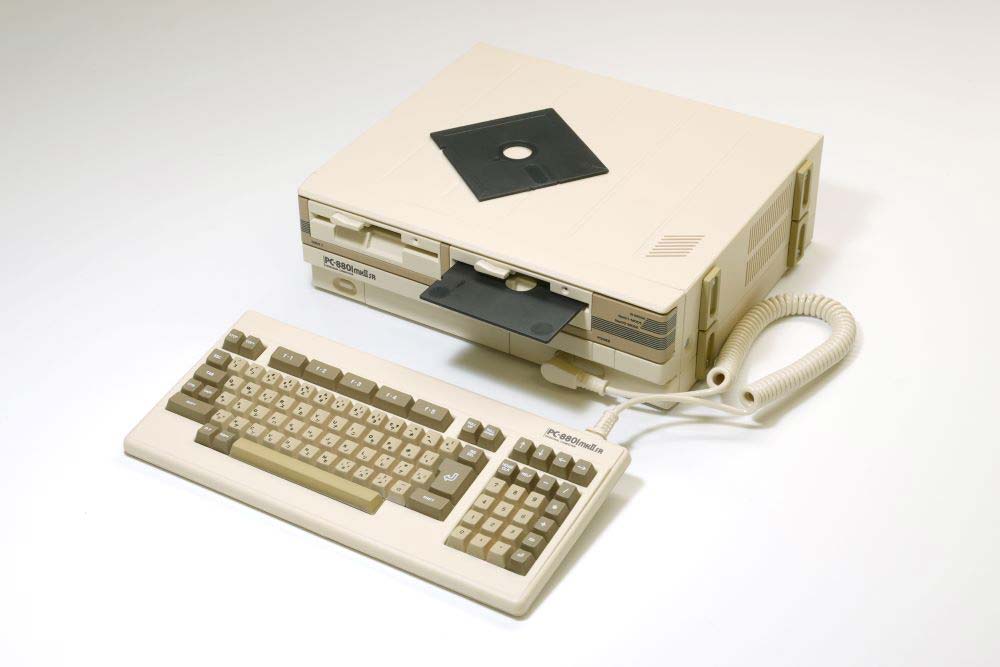 手のひらサイズ「PC-8801mkⅡSR」 詳細写真公開 付属フロッピー、裏側