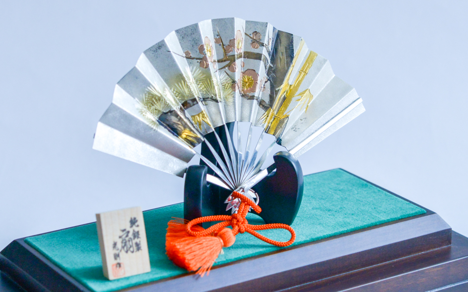 送料無料】 銀製 扇子 松竹梅 G 4.5号・28g ガラスケース付き / 光則