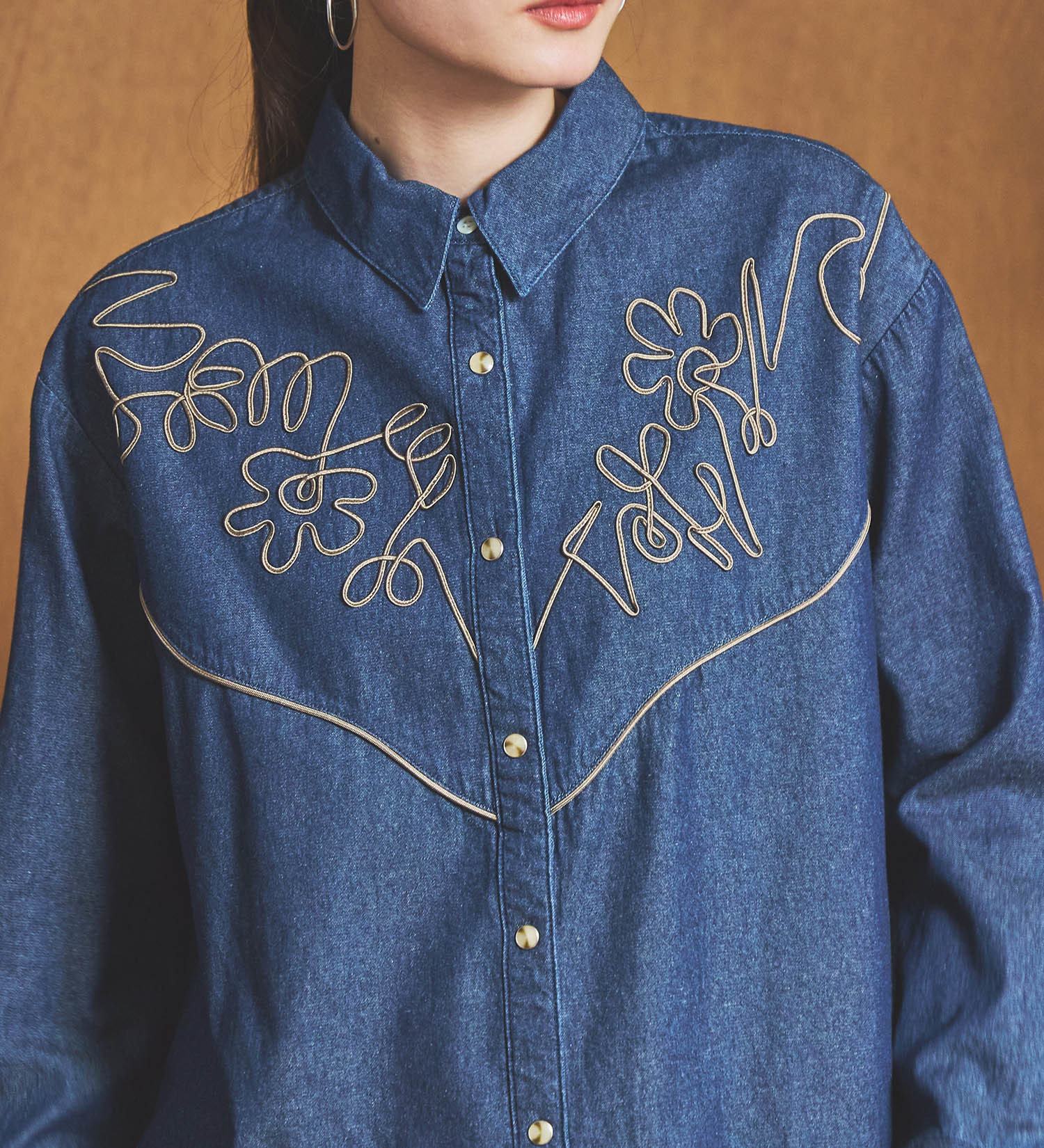 SOMETHING コード刺繍デニムシャツ|SOMETHING|サムシング