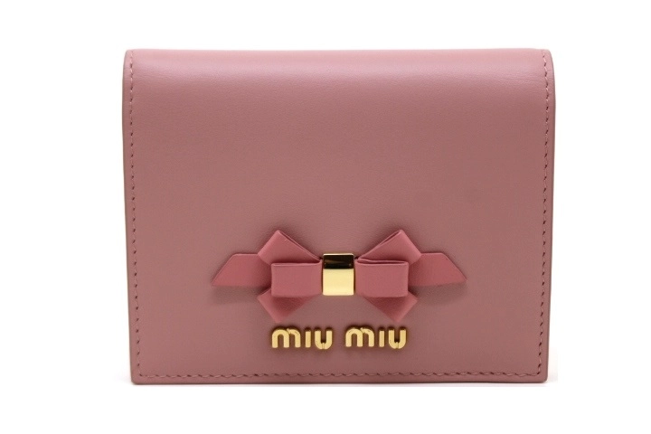 miu miu ピンクベージュ レザー 二つ折り財布 twice momo着用 miu miu