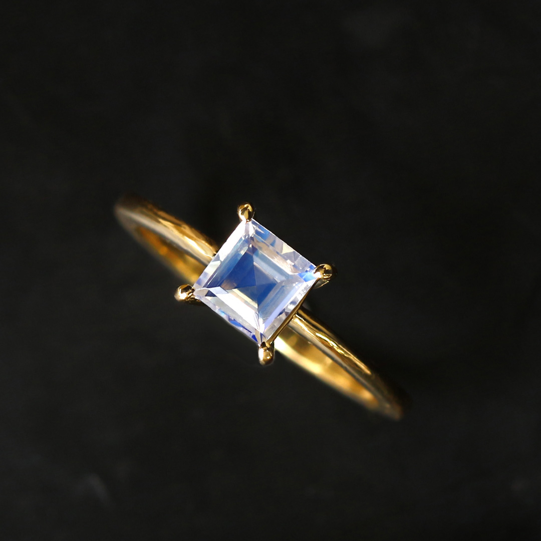 ビズー公式】ロイヤル ブルームーンストーン K18(18金) プラチナ