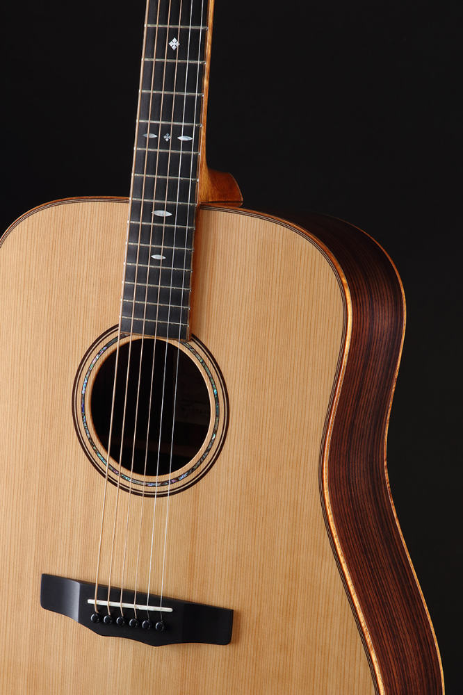 Morrisから宮崎県産の地杉を採用したアコースティックギター発売!