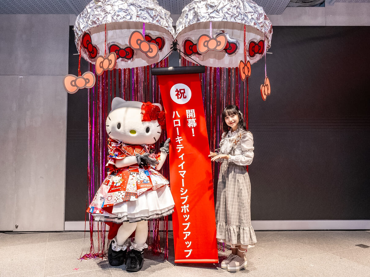 山之内すずさんが開幕をお祝い！SHIBUYA TSUTAYA「ハローキティ