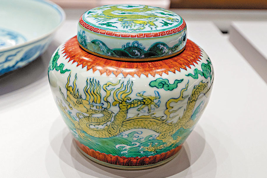 旧蔵 磁器 明代 成化年制 鬥彩 十二生肖紋鶏缸