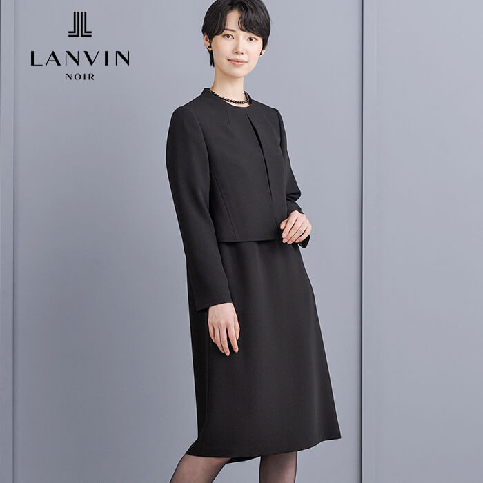 美しいカッティングのアンサンブル 13号・ブラック｜東京ソワール