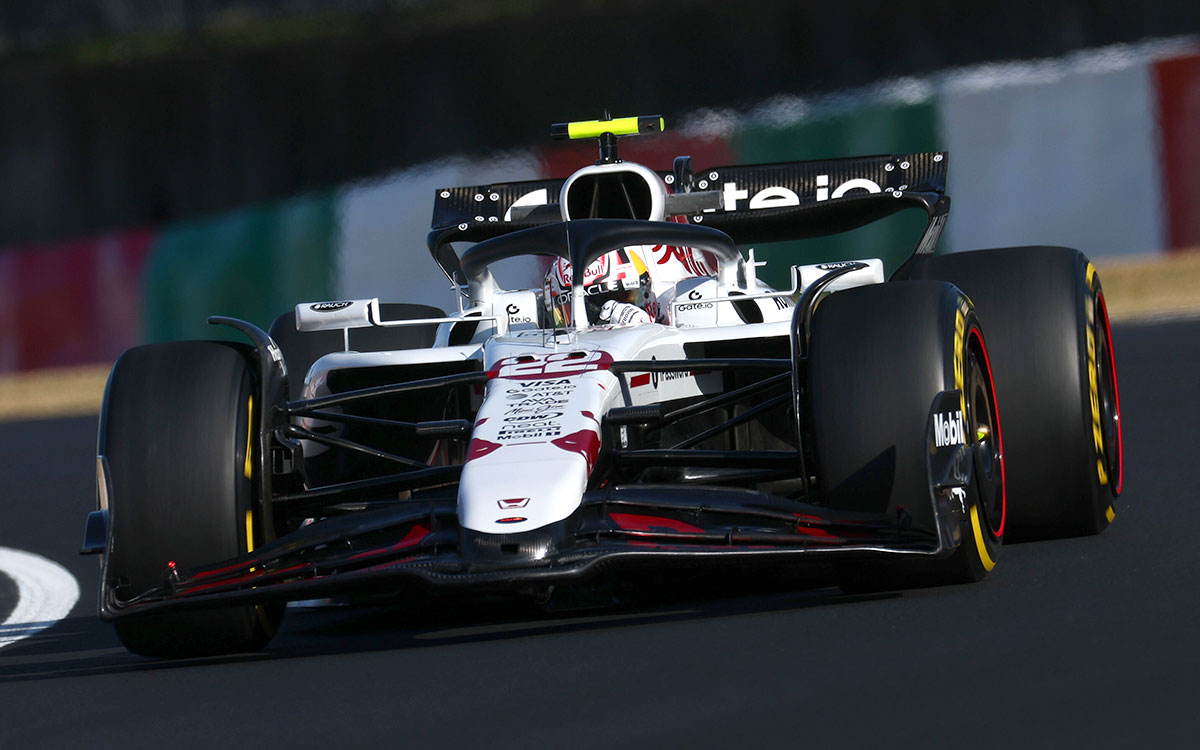 レッドブルRB21で鈴鹿サーキットを走行する角田裕毅（レッドブル