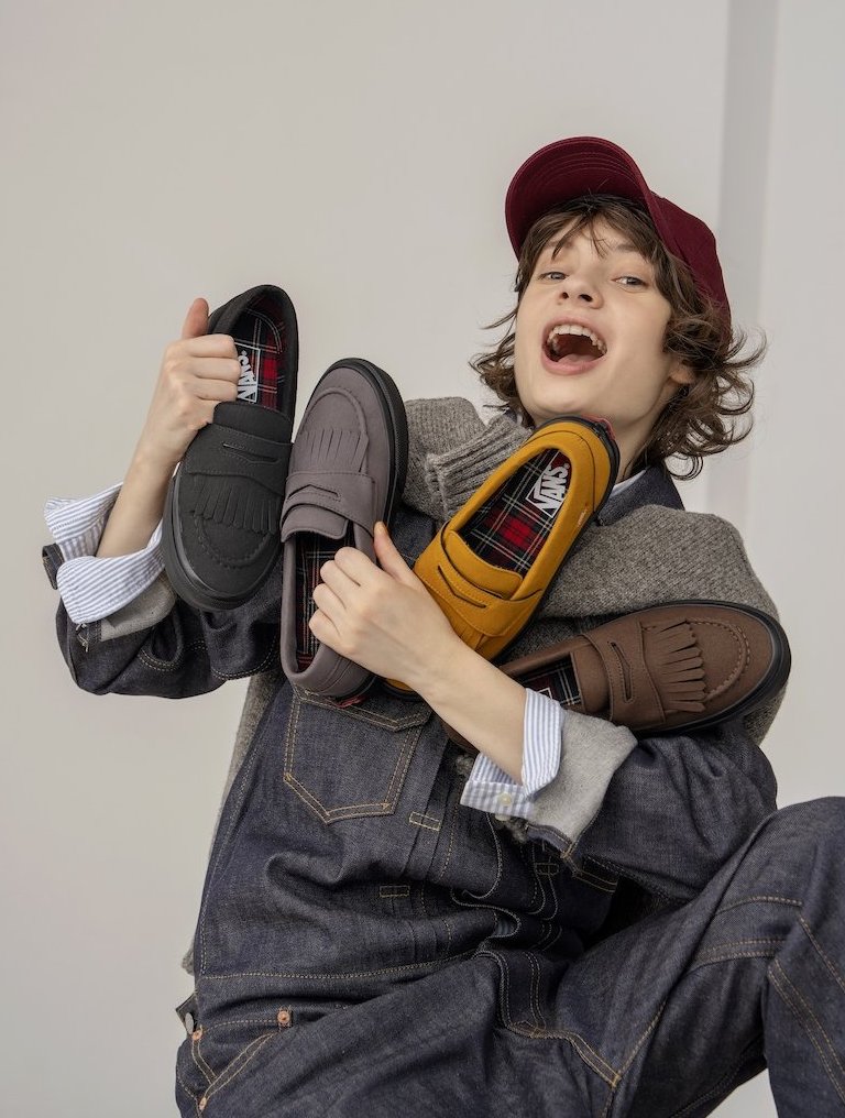 FUDGE》と《VANS》のローファースニーカーさえあれば、秋の装いを