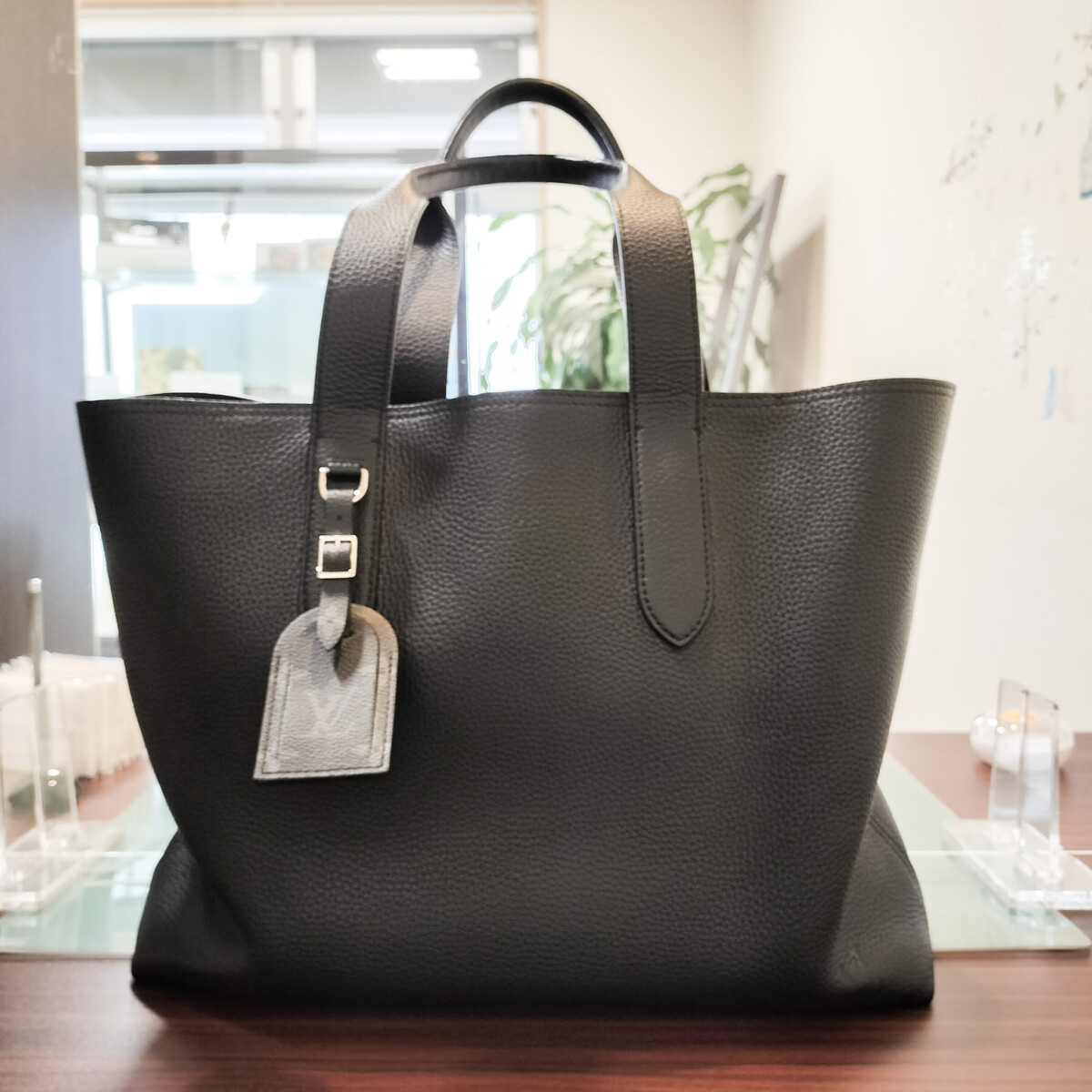 ルイヴィトン トリヨンレザー カバ・ヴォワヤージュNV M52817 トート