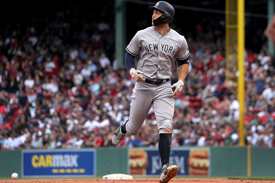 ホームランボールを大遠投！ 返球をスタントンに命中させた怒りの敵軍