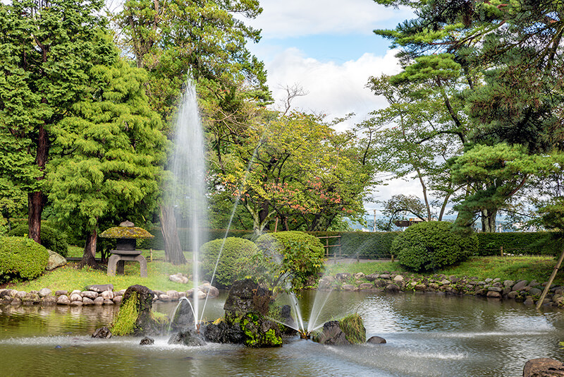 千秋公園 見応えある二段落としの滝石組 -庭園ガイド