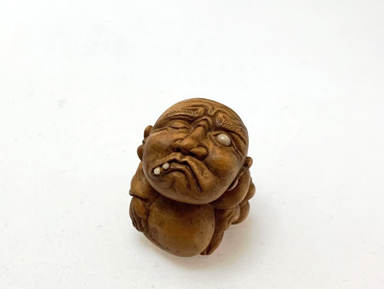 根付「石持ち」 柘植（黄楊・つげ） □光斎