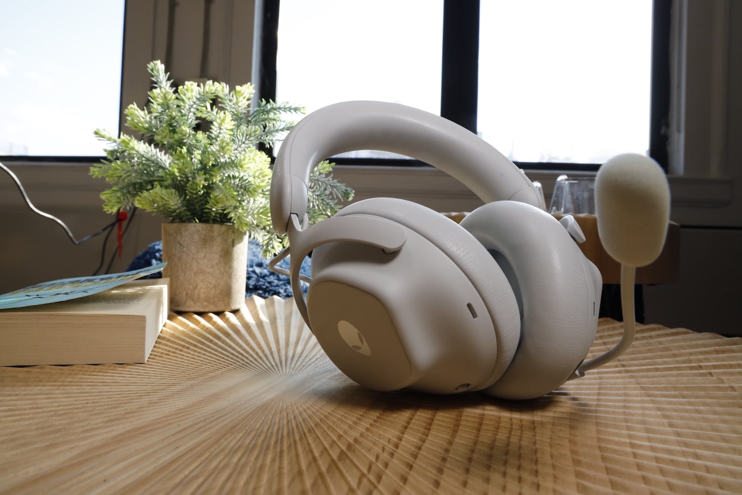 Alienware Pro Wireless Headset Review: Old School Sound Cannons