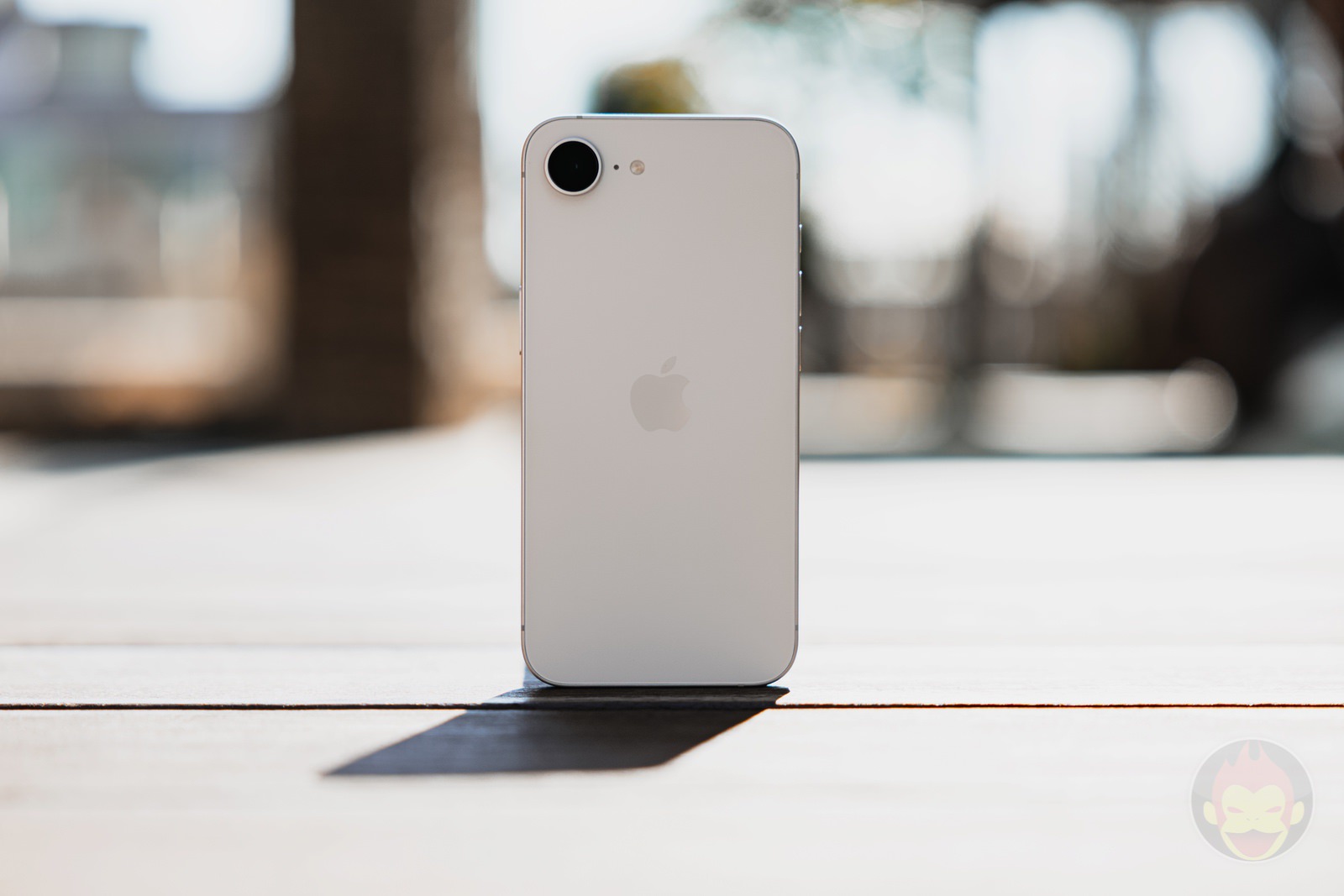 iPhone 16eホワイト、発売前に実機ハンズオン。シンプルで美しい