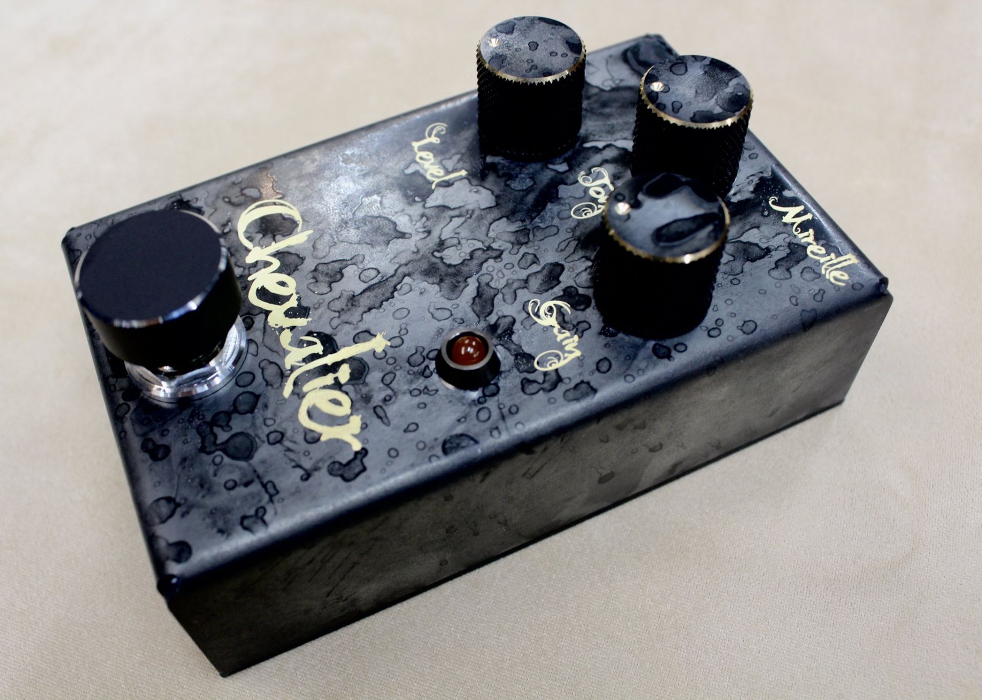 Mireille Chevalier｜高品質なノブで有名なHATAのエフェクターブランド