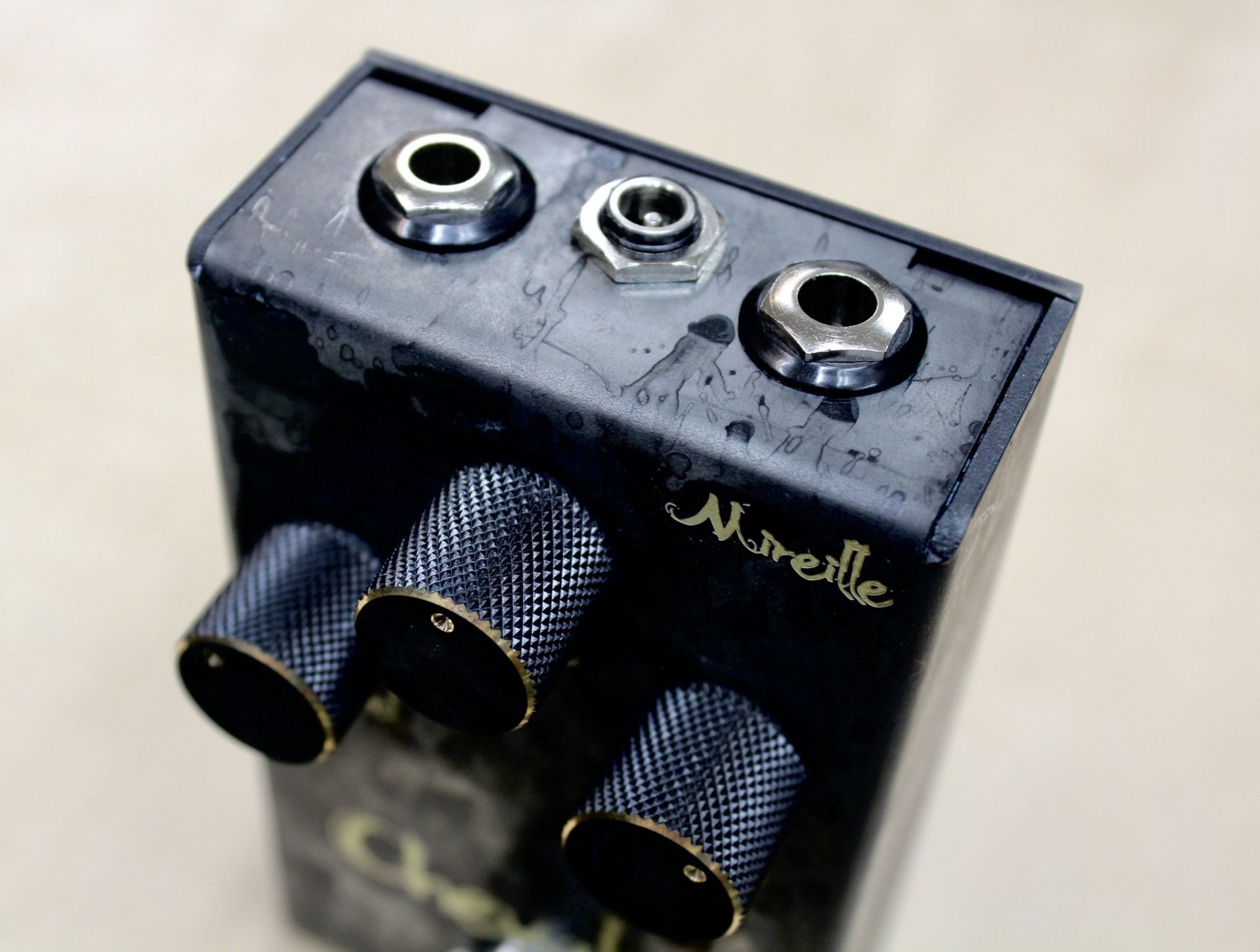 Mireille Chevalier｜高品質なノブで有名なHATAのエフェクターブランド