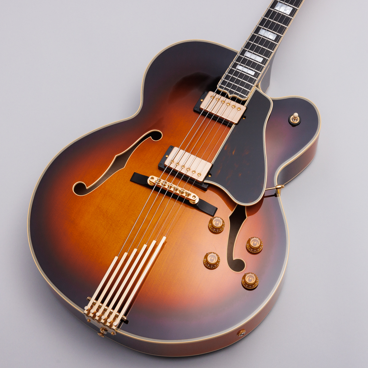 HISTORYから伝統的なルックスに現代的な技術をミックスしたセミアコ