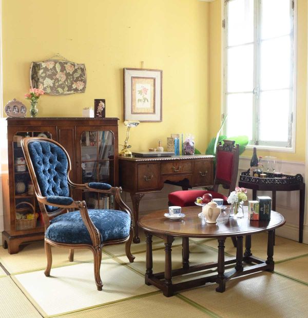 英国アンティークのおしゃれなデスク、革張り天板が美しいマホガニー材