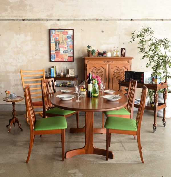 オーク材のアンティークの家具、イギリスで見つけたトレイ付きの