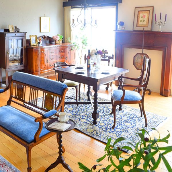 英国アンティークのサイドテーブル、ツイストがおしゃれなワイン