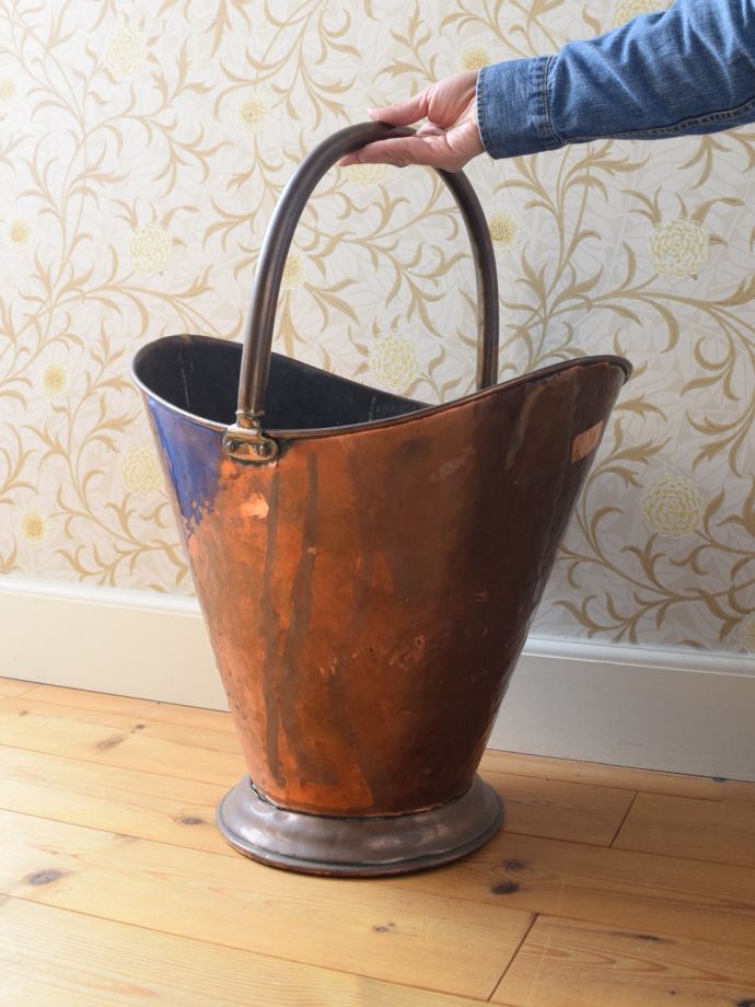 イギリスから届いたアンティークのおしゃれなバケツ、銅のコール