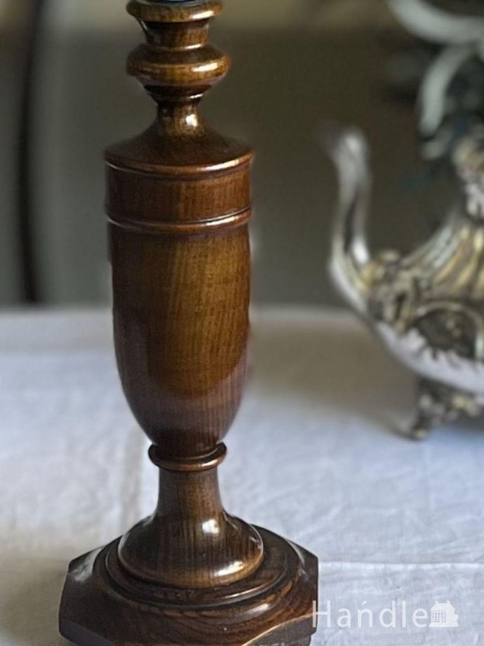 イギリスから届いたアンティークの燭台、挽物細工が美しいオーク材の