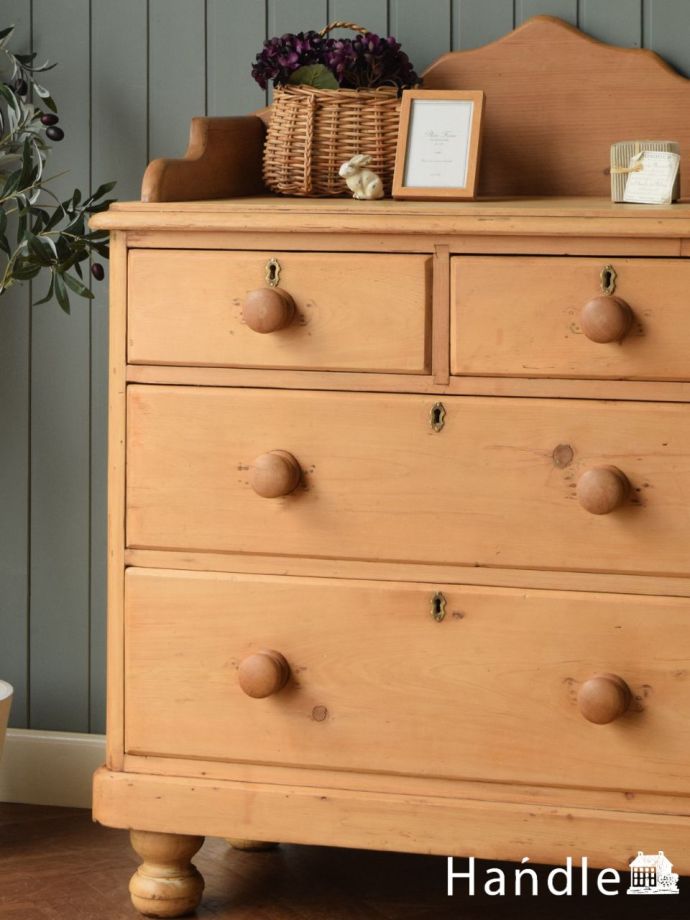 イギリスから届いた可愛いアンティーク、オールドパイン材の整理ダンス