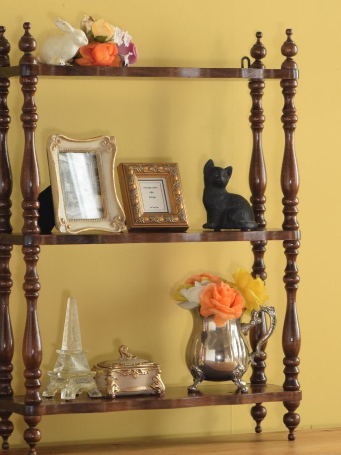 フランスのおしゃれなアンティーク棚、挽き物細工が美しいウォール