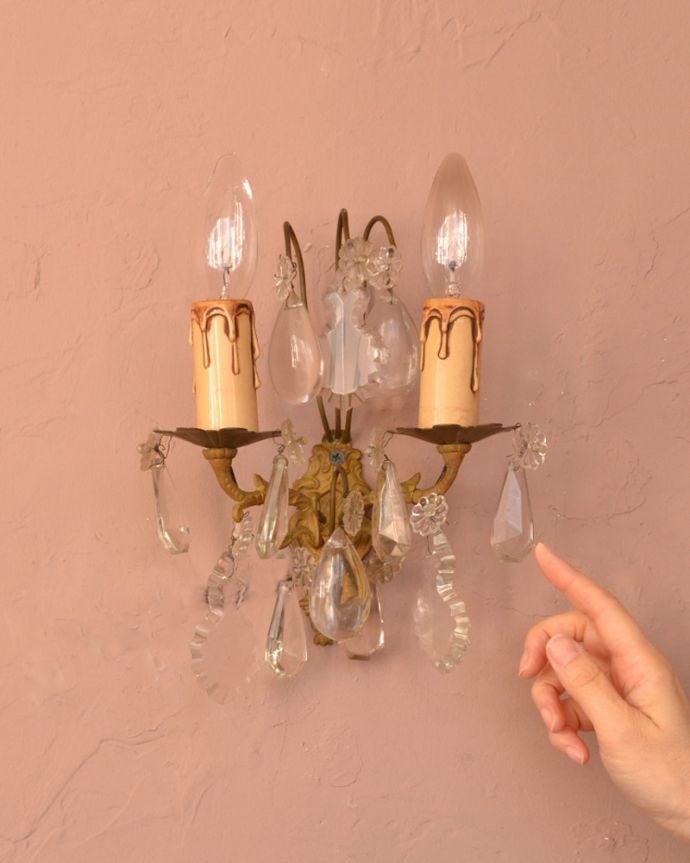 フランスアンティークのガラスパーツが優雅なウォールシャンデリア