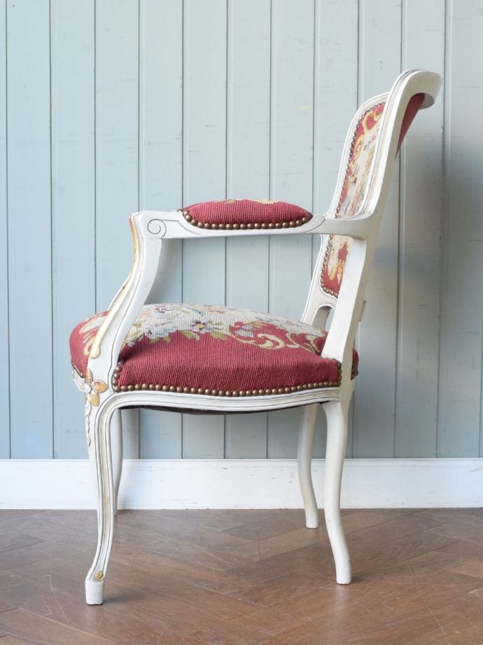 フランスで見つけたアンティークチェア、プチポワンの刺繍が美しい