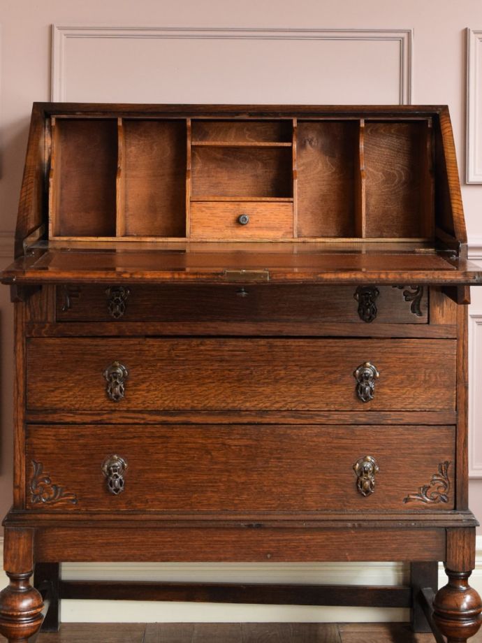 彫刻が美しいライティングビューロー、 英国アンティークの収納付き