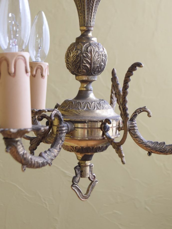 フランスで見つけたアンティークのシャンデリア、3灯タイプの真鍮製