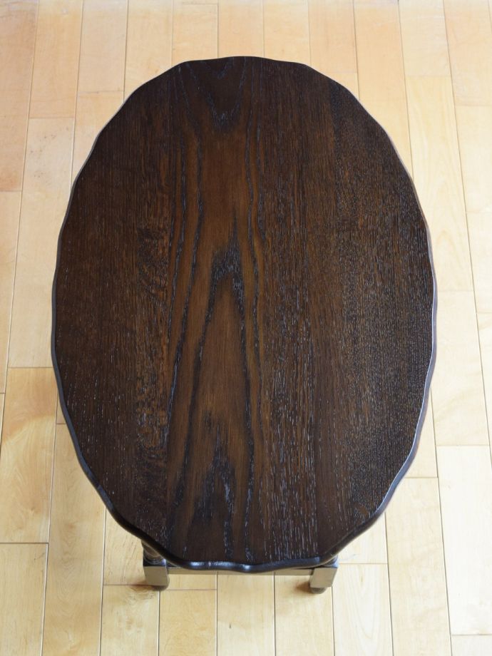 イギリスのアンティークテーブル、ツイスト足がおしゃれな