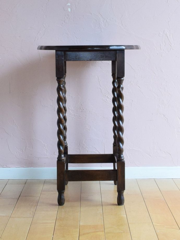 イギリスのアンティークテーブル、ツイスト足がおしゃれな