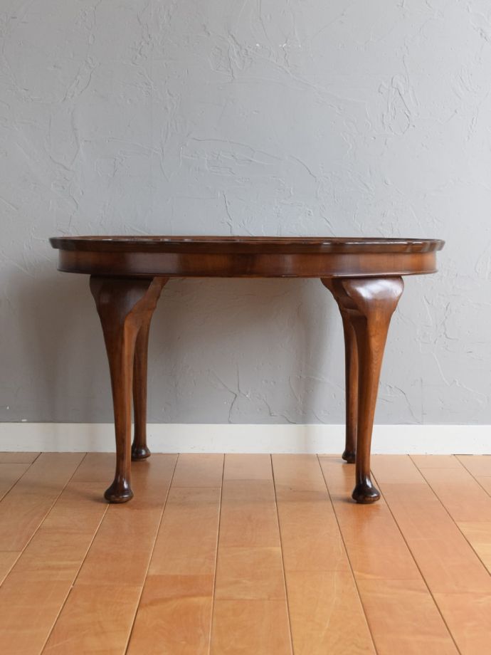 英国から届いたアンティークのローテーブル、オーバル型の