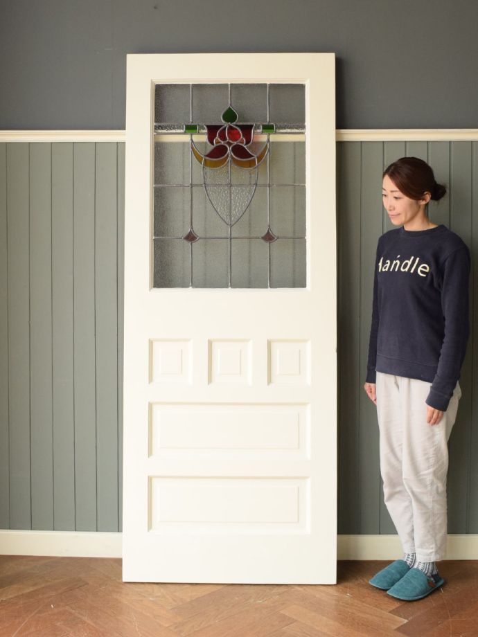 イギリスから届いたアンティークのドア、お花の模様のステンドグラスが