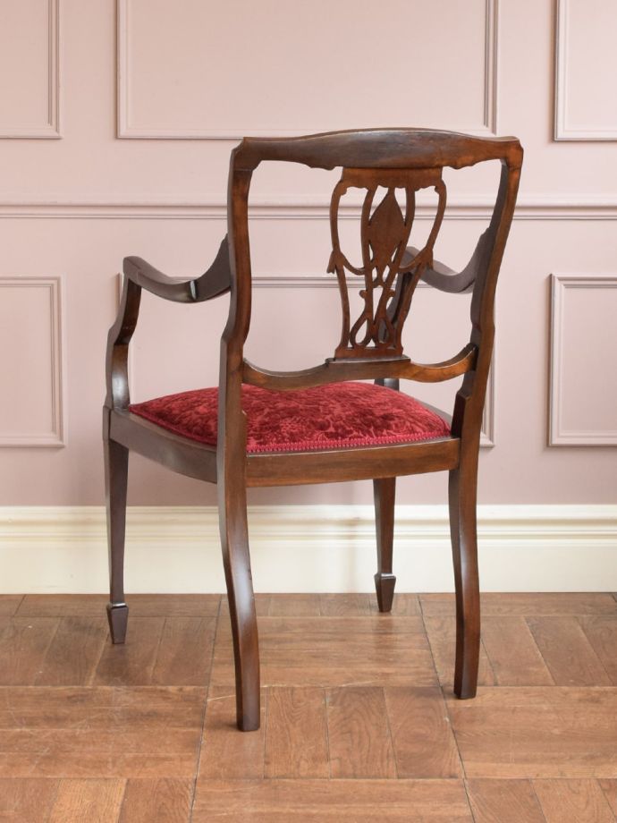 英国アンティークのアームチェア、象嵌が入ったマホガニー材のサロン
