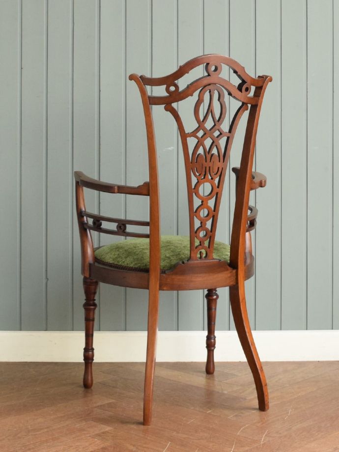 イギリスから届いたアンティークチェア、マホガニー材の美しいアーム