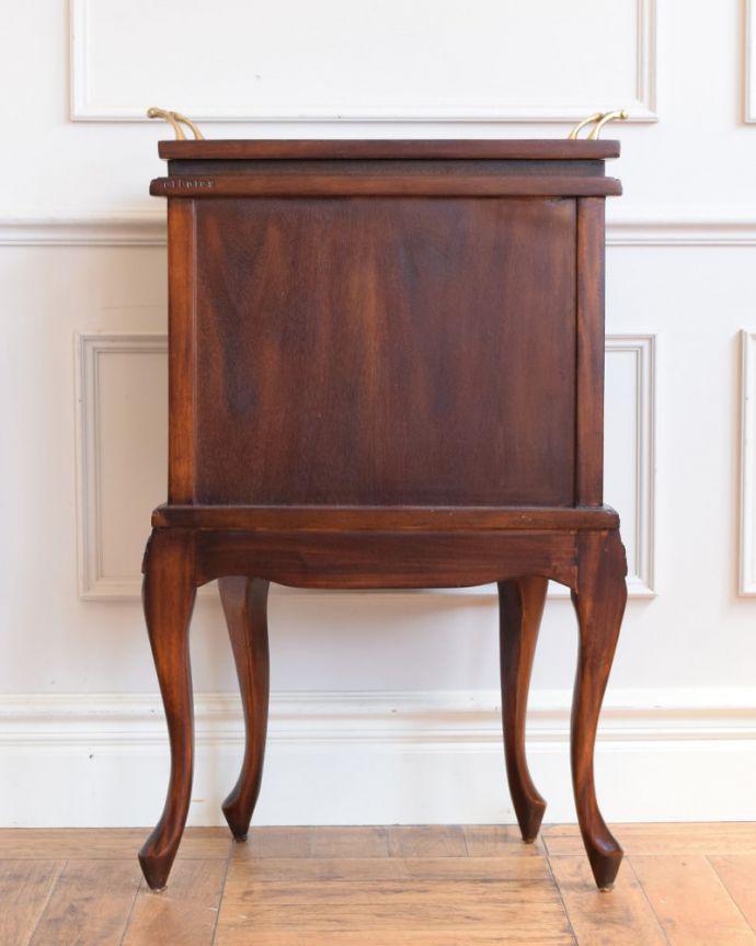 アンティーク調のおしゃれなガラスキャビネット、ハーフムーン型の