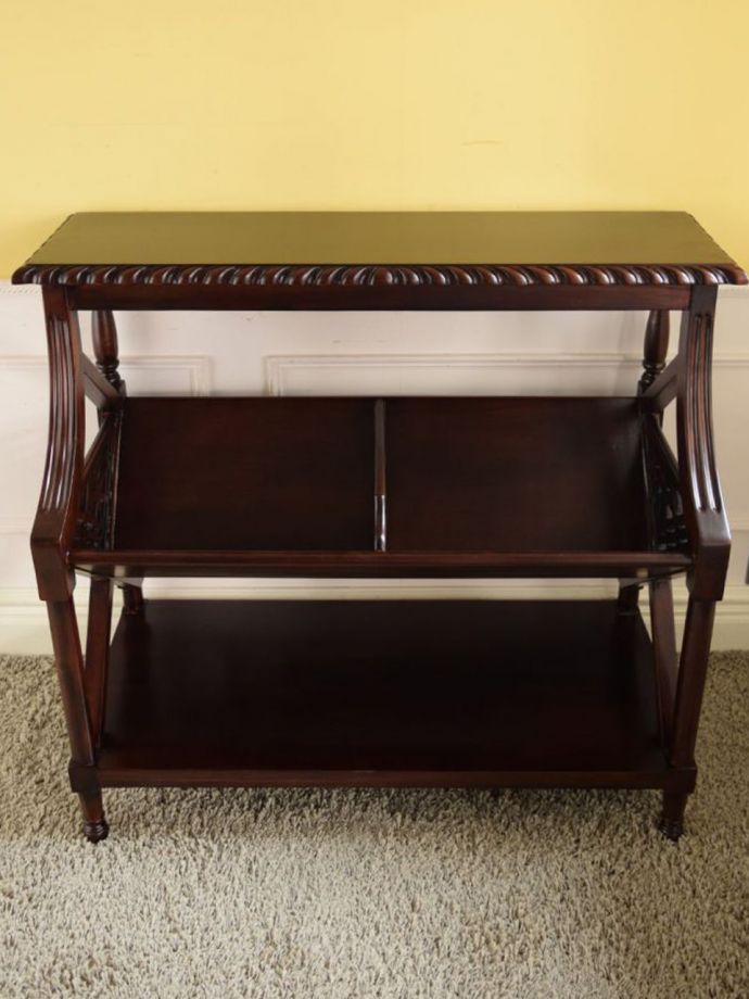 アンティーク風のおしゃれなマガジンラック、マホガニー材の