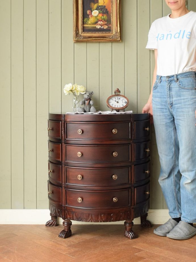 アンティーク家具屋が選んだ、アンティーク風のハーフムーンチェスト(y