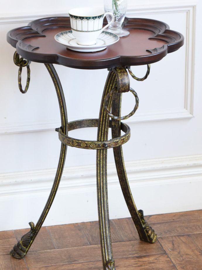 お花の形のおしゃれなテーブル、アンティーク調のサイドテーブル(y-539