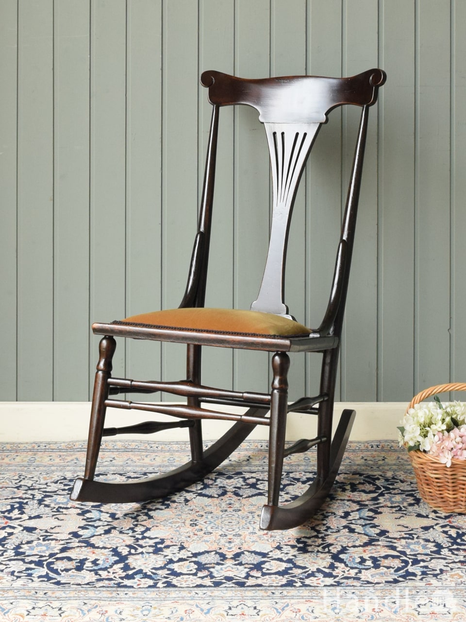 フランス輸入の刺繍が美しいエレガントなプチポワンのアームチェア(j