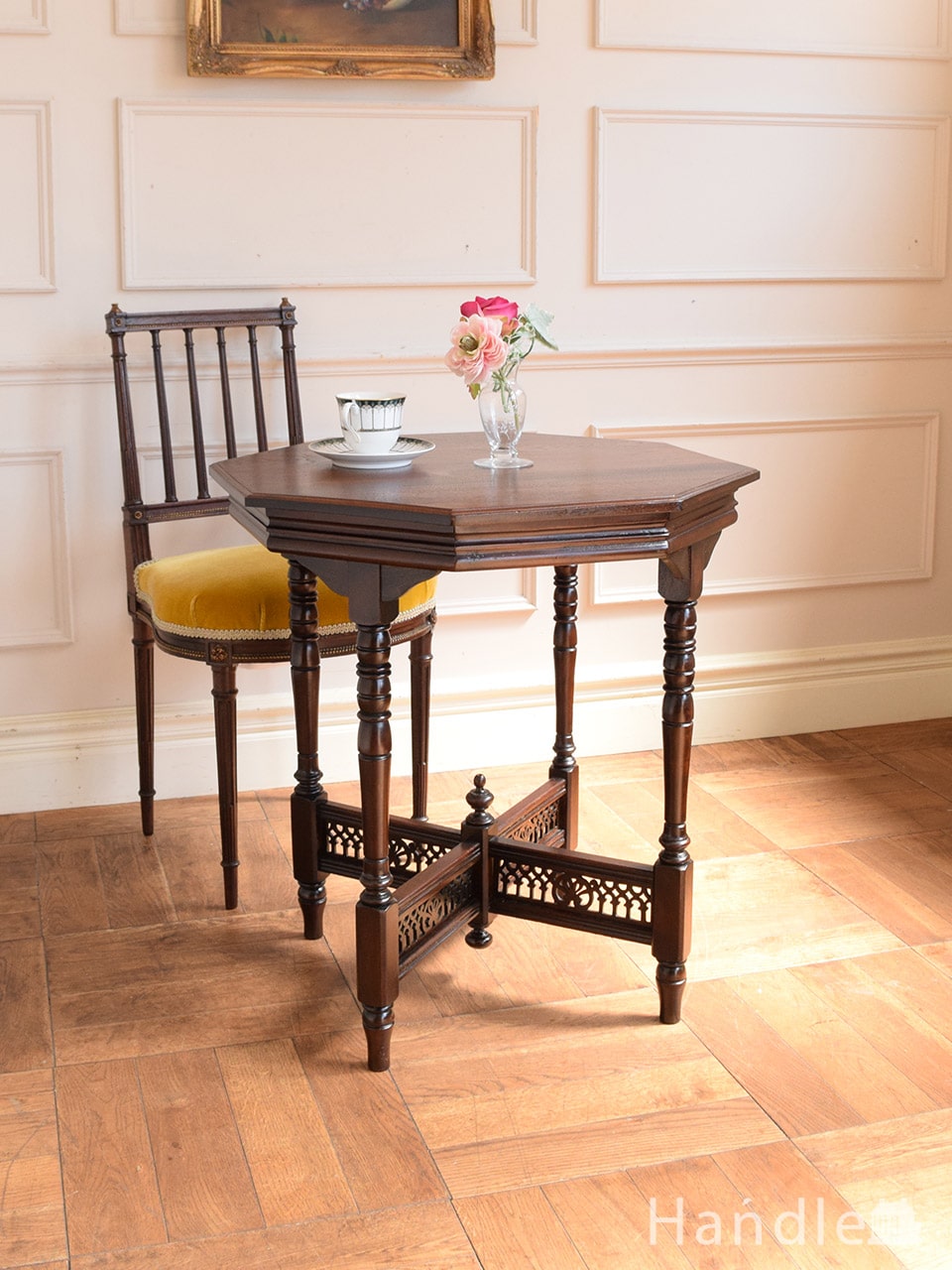 イギリスのアンティークテーブル、シノワズリの装飾が美しいサイド