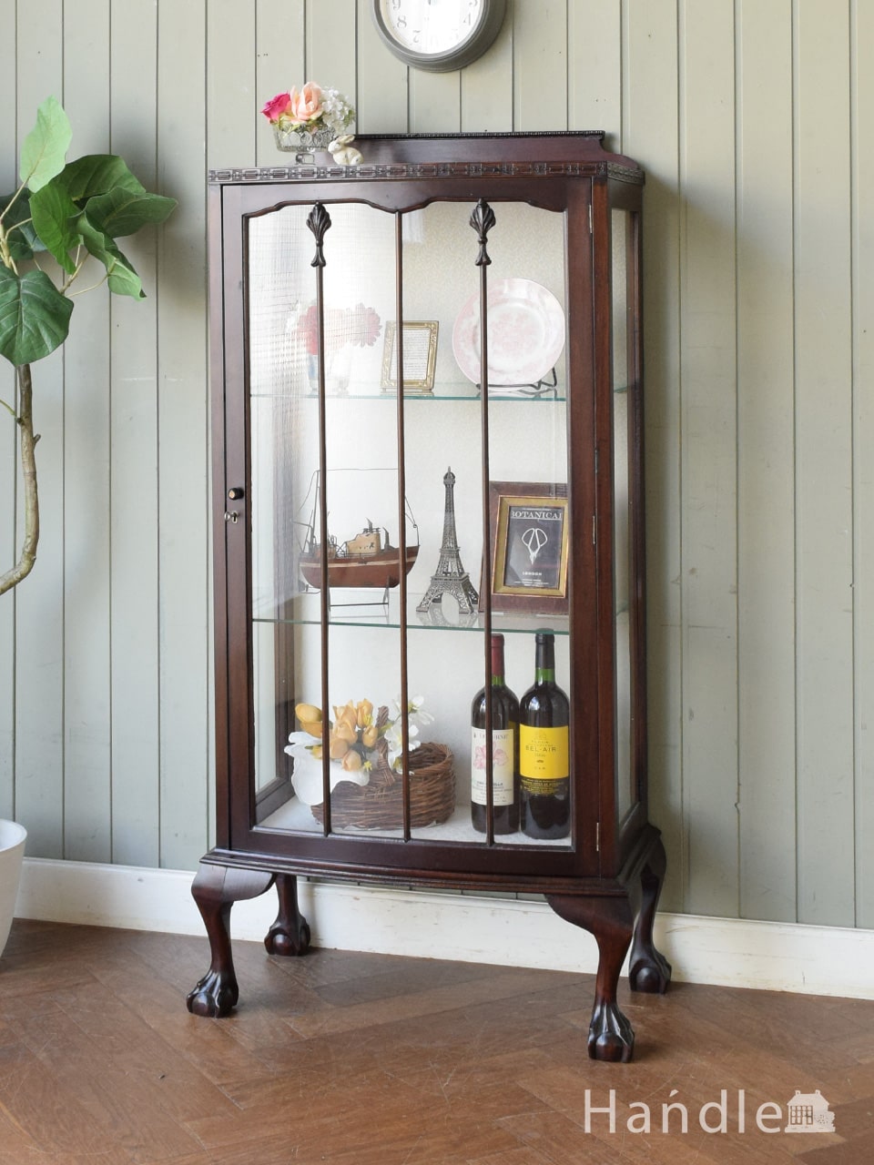 英国アンティークの飾り棚、猫足がおしゃれなガラスキャビネットの
