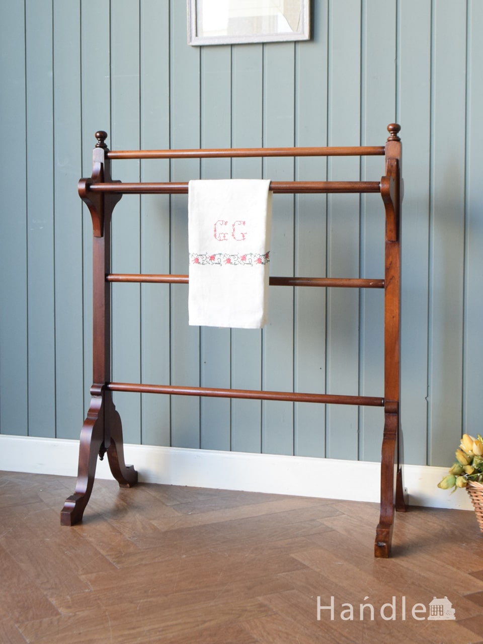 イギリスから届いたアンティークのスタンド家具、上品な雰囲気漂う実用