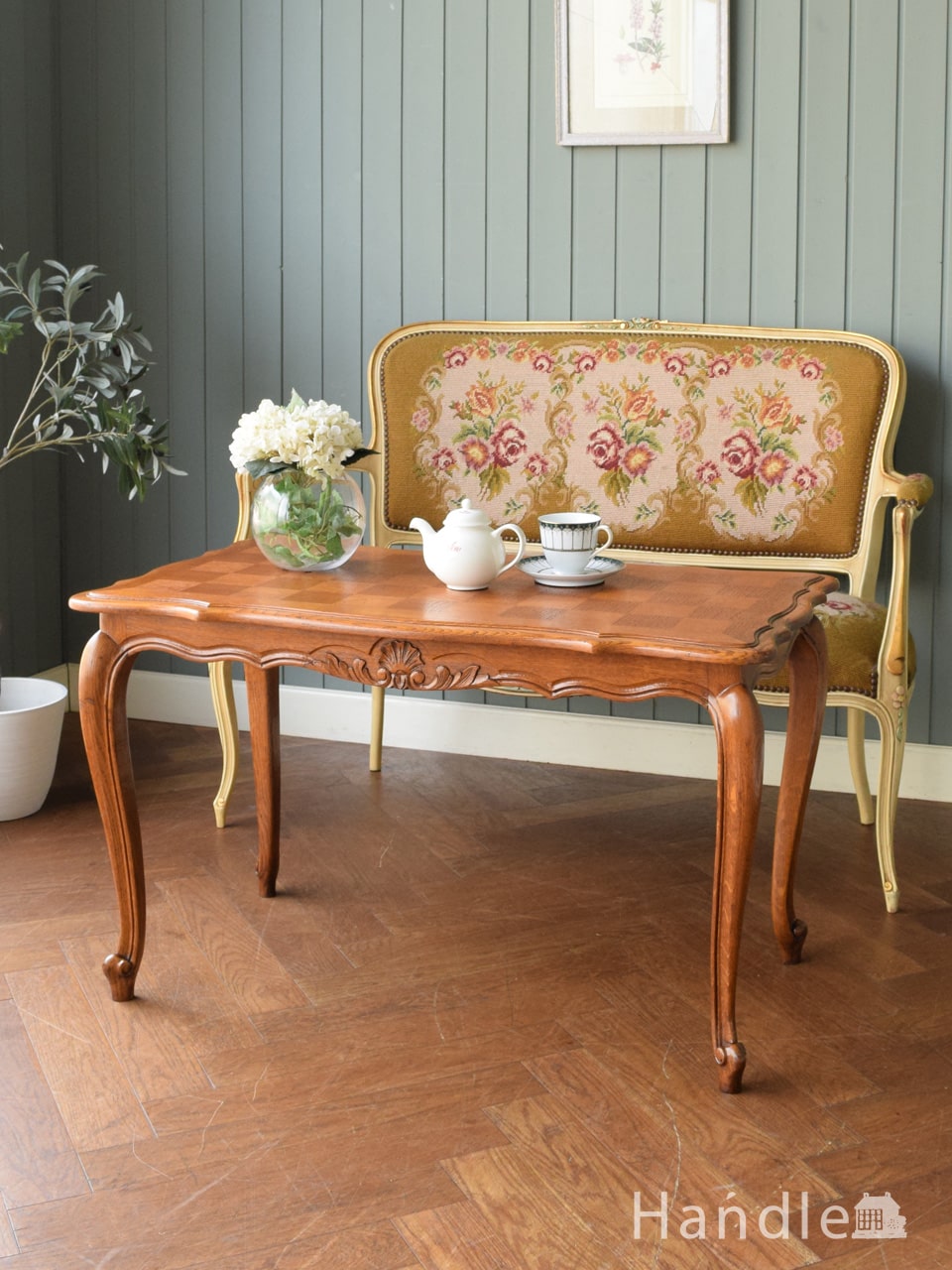 フランスから届いた猫足のテーブル、パーケットリーの天板がおしゃれな