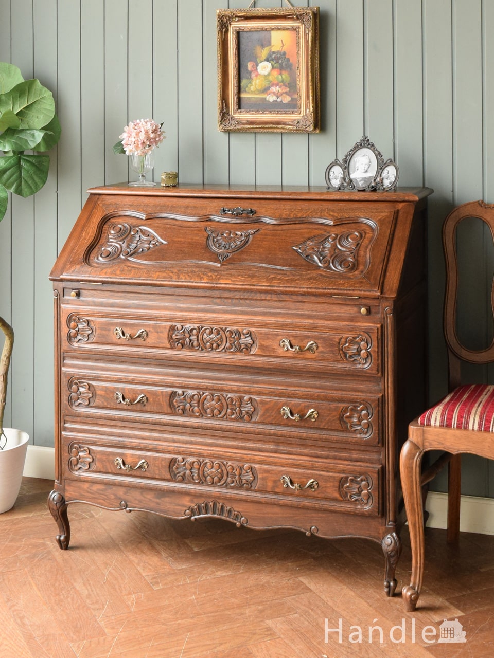 フランスで見つけた引き出し付き収納デスク、浮彫が美しいアンティーク