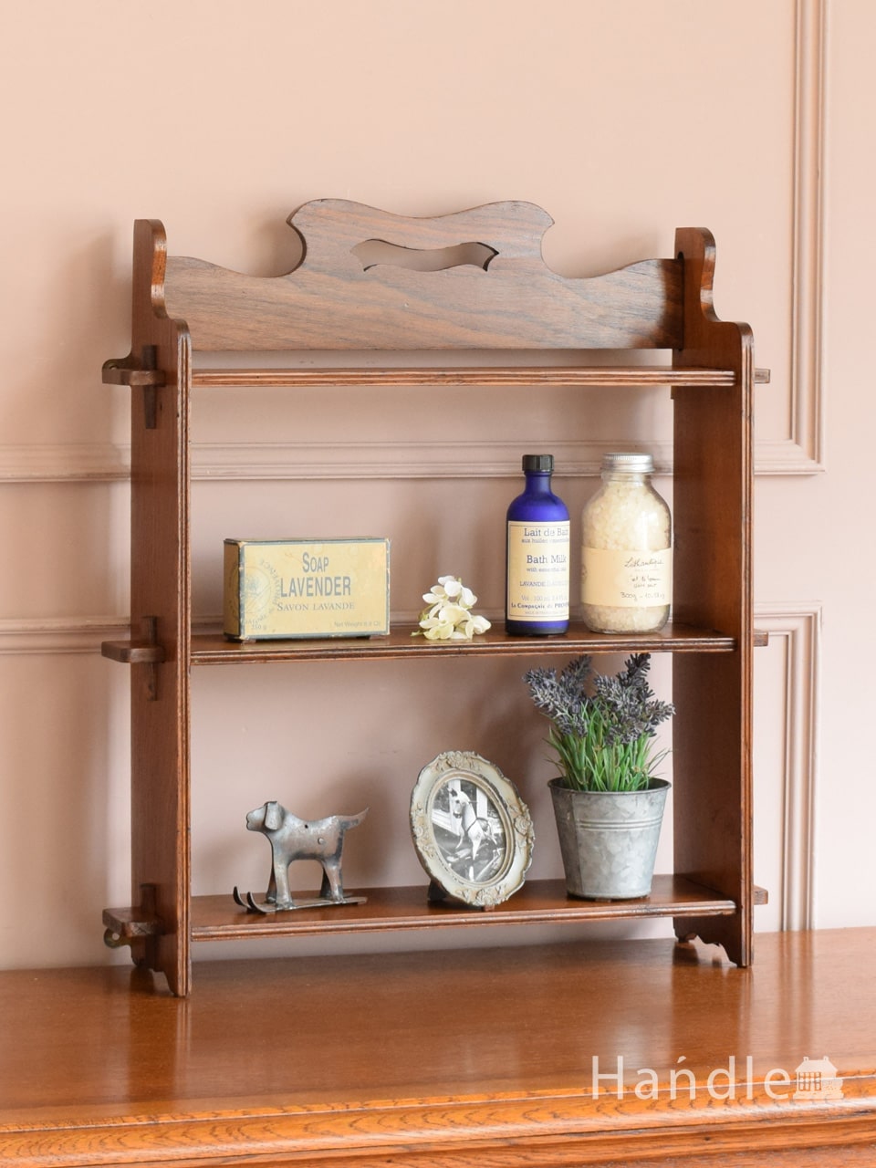 イギリスから届いたアンティークのウォールシェルフ、気軽に楽しめる