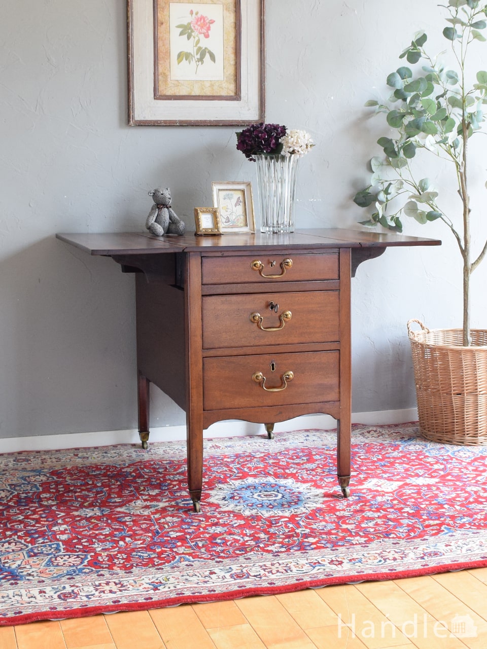 コンパクトなサイズで使いやすい、英国クラシックなアンティークの